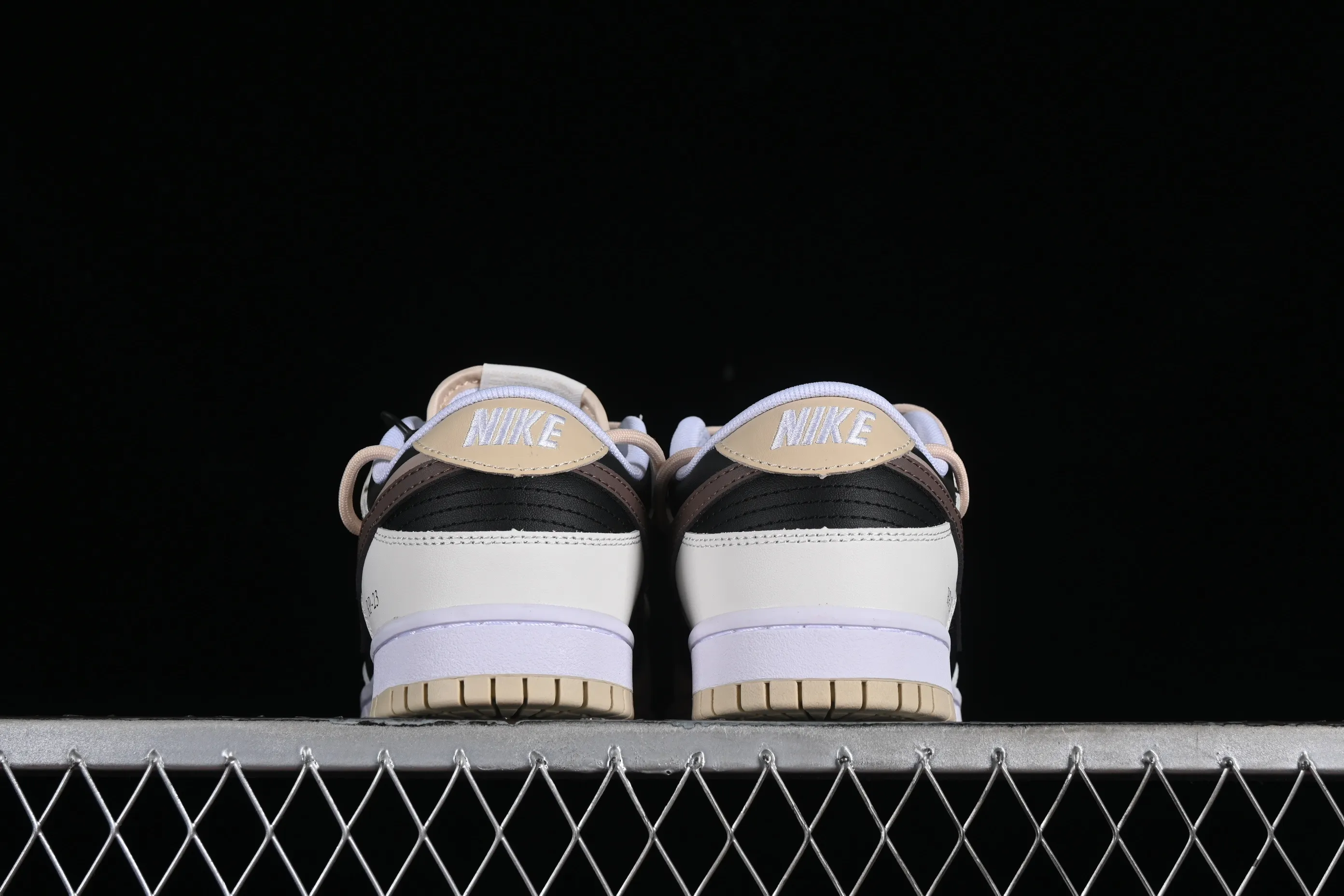 All categories Nk SB Dunk series Nk SB Dunk Low low-top sneakers Nk Dunk Low chestnut letters high street black and brown deconstruction SB strap low-top casual sneakers DV0831-003